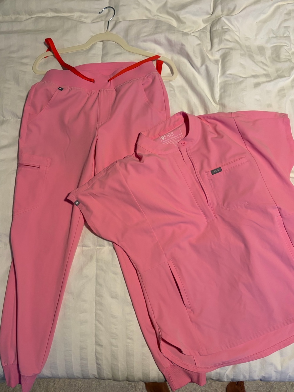 XS Figs Women’s Light Pink Jogger Scrub Set